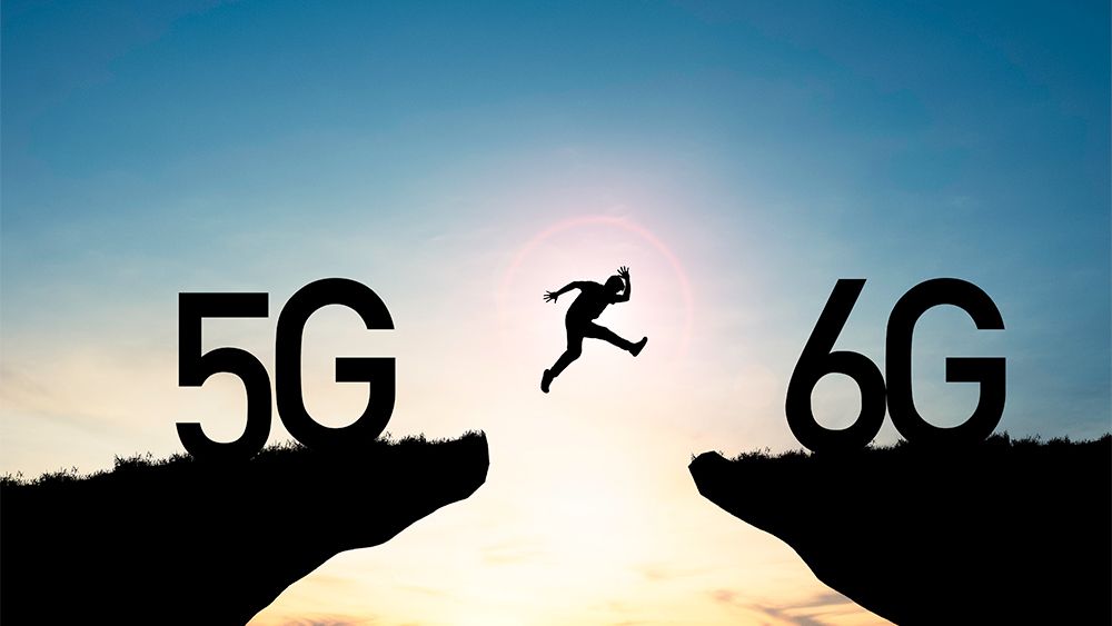 Bild einer Person, die von einem Hügel mit der Beschriftung „5G“ zu einem Hügel mit der Beschriftung „6G“ springt, um die Umstellung drahtloser Systeme zu symbolisieren.