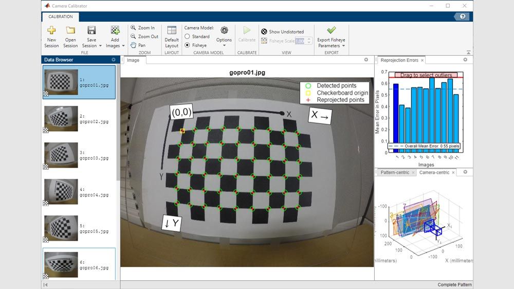 Mehrere Fischaugenbilder eines Schachbrettmusters werden zur Kalibrierung einer Kamera mithilfe der Camera Calibrator-App verwendet.